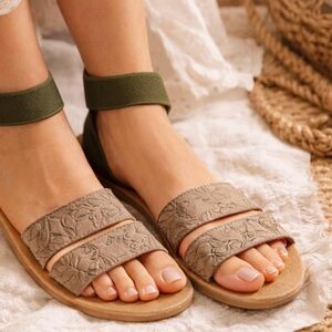 Muk Luks Boho Floral Sandals Olive Green Elastic Strap Comfort Flats